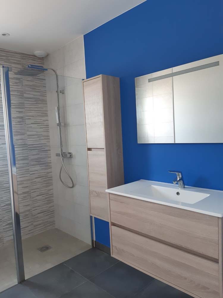 salle de bain douche italienne mur bleu